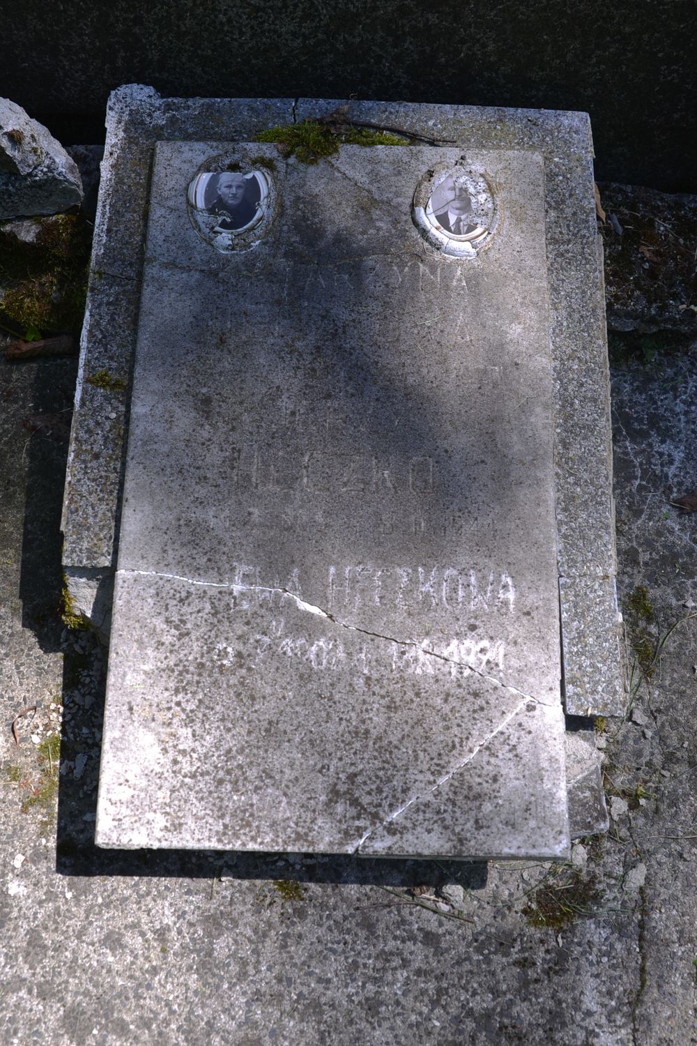 Tablica inskrypcyjna z grobowca Ewy, Jerzego i Katarzyny Heczków, cmentarz w Karwinie Meksyku w Czechach, stan z 2022 roku