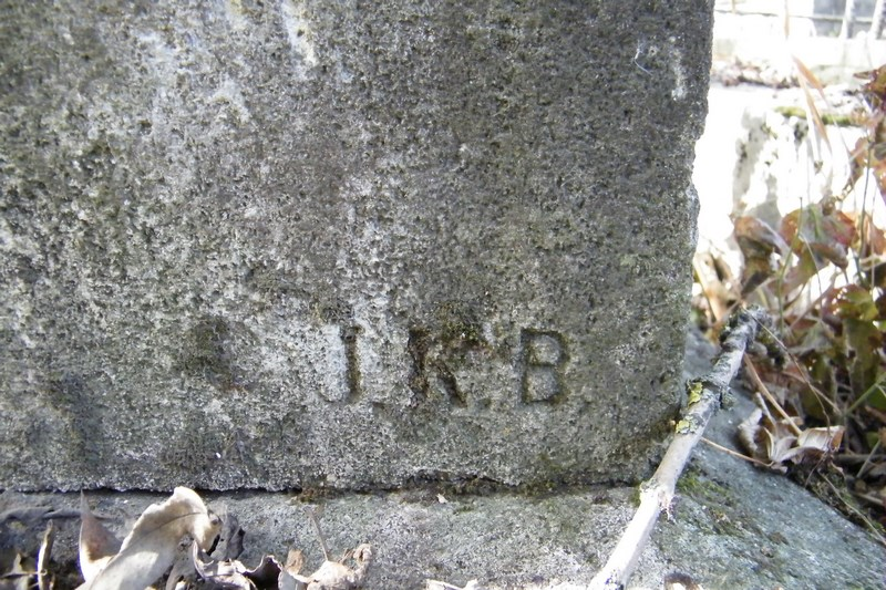 Sygnatura twórcy na nagrobku Bosi Gilewicz, cmentarz w Tarnopolu, stan z 2016