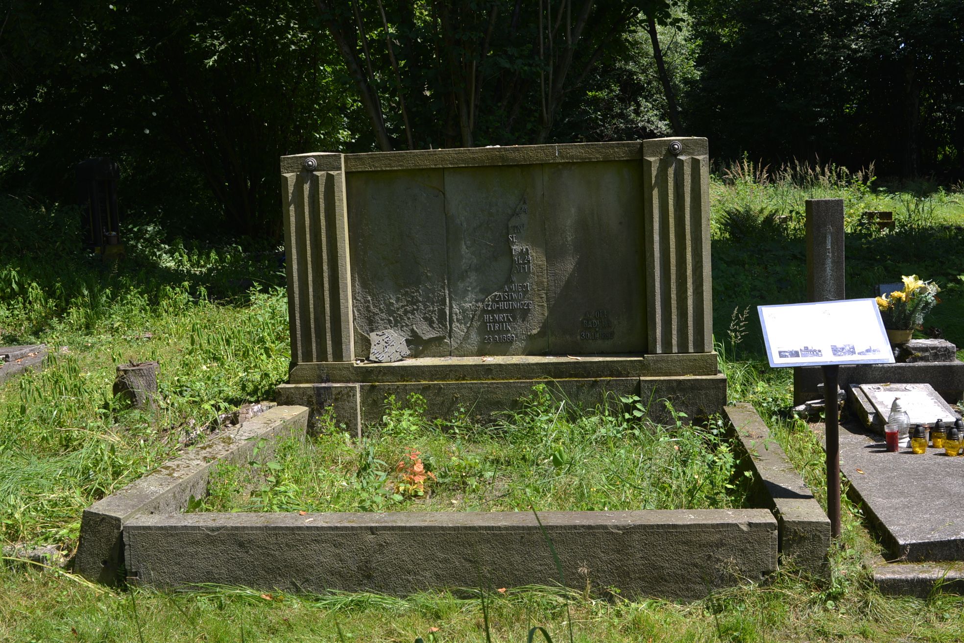 Nagrobek ofiar katastrofy górniczej: Adolfa Badury, Karola Dziadka i Henryka Tyrlika, cmentarz w Karwinie Meksyku w Czechach, stan z 2022 roku