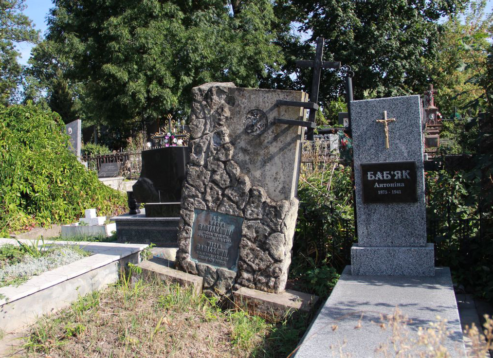 Tombstone of Natalia and Viktoria Babiak, Ternopil cemetery, as of 2016.