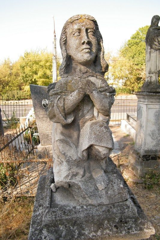 Figura na nagrobku Rudolfa Closmann, cmentarz w Tarnopolu, stan z 2016