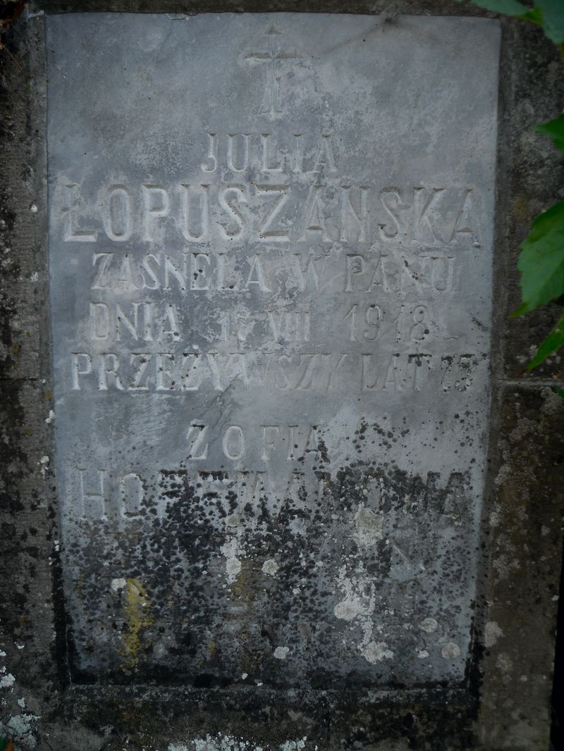 Fragment grobowca Julii Łopuszańskiej oraz Józefa i Zofii Hoffmanów, cmentarz w Tarnopolu, stan z 2016 r.