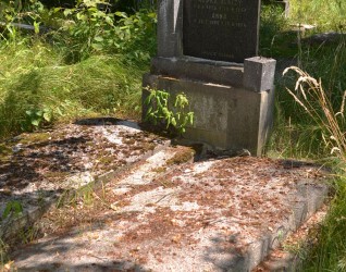 Grobowiec Aloizego i Anny Kupków, cmentarz w Karwinie Meksyku w Czechach, stan z 2022 roku