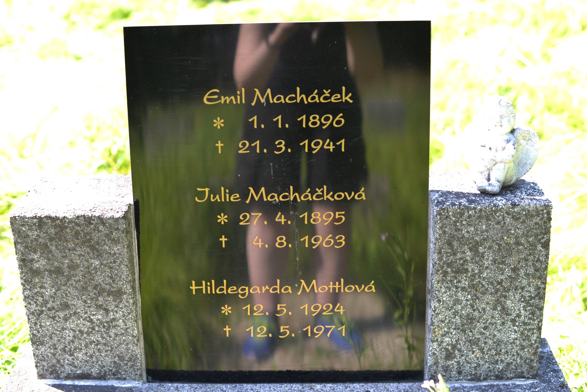 Fotografia przedstawiająca Tombstone Emil Macháček, Julie Macháčková, Hildegardy Mattlová