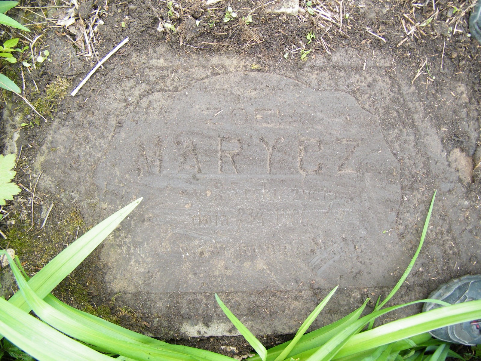 Fragment nagrobka Alojzego Dyszkiewicza i Zofii Marycz, cmentarz w Tarnopolu, stan z 2017 r.