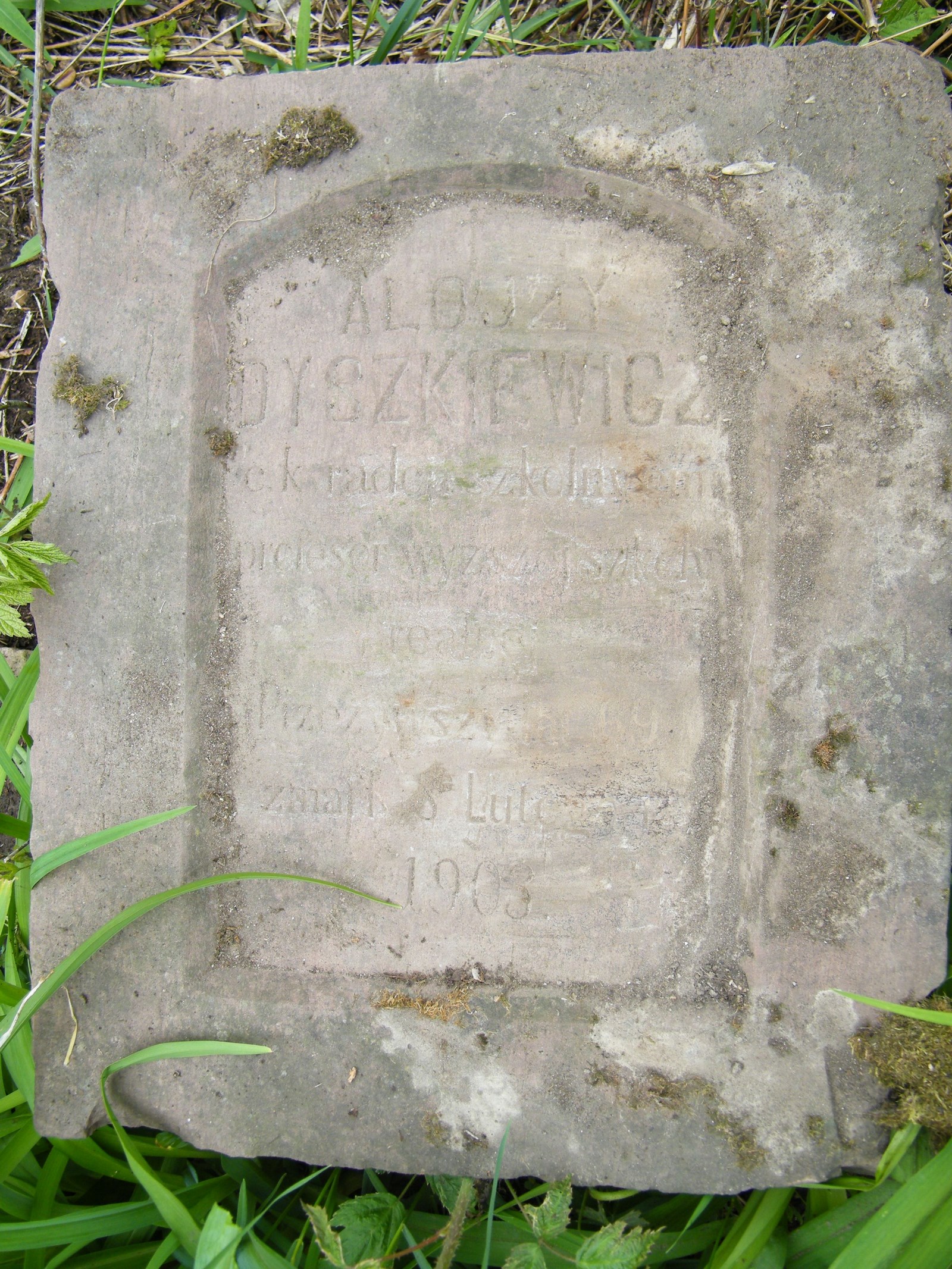 Fragment nagrobka Alojzego Dyszkiewicza i Zofii Marycz, cmentarz w Tarnopolu, stan z 2017 r.