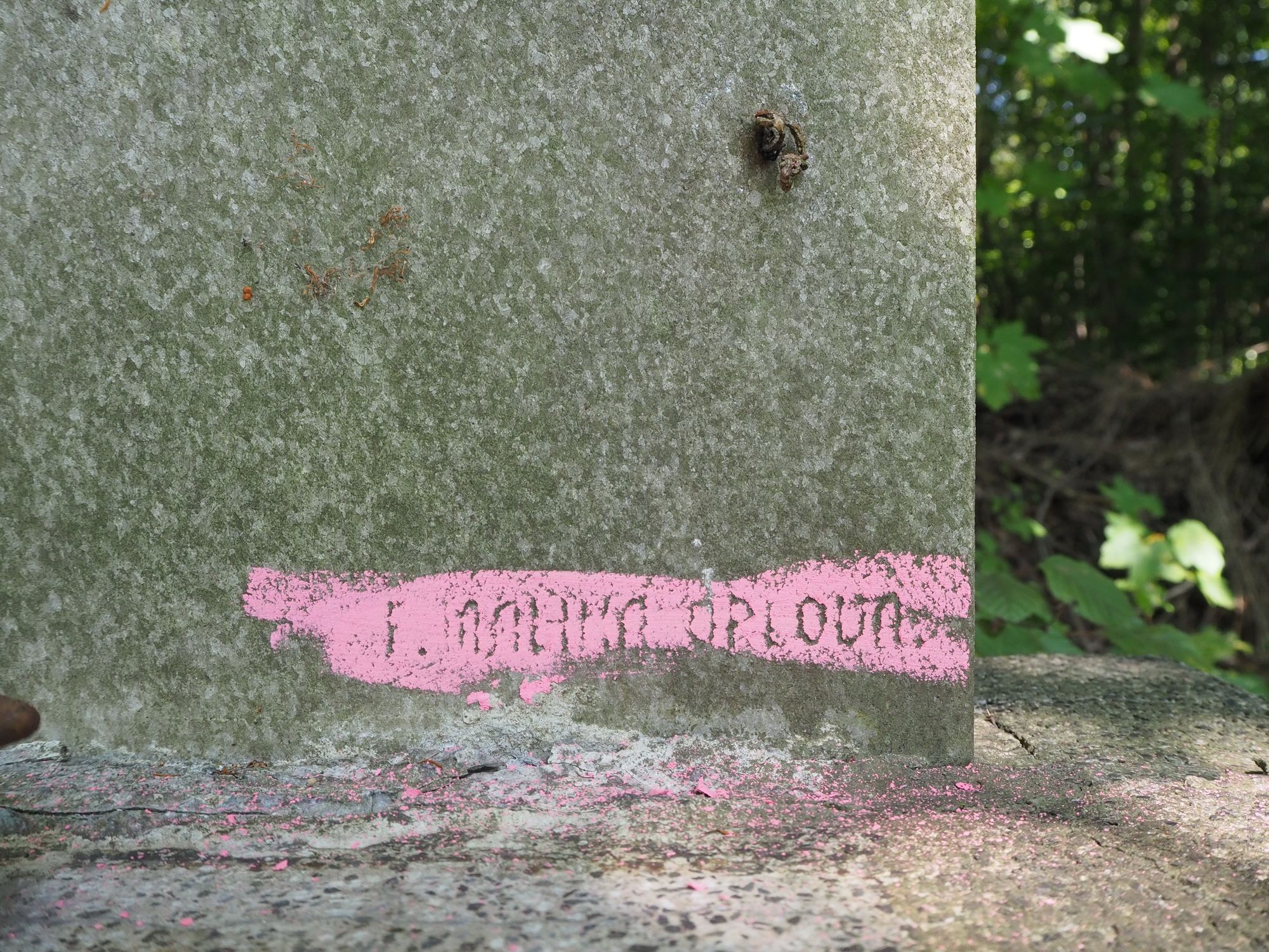 Sygnatura z nagrobka Rudolfa Sikory, cmentarz w Karwinie Meksyku, stan z 2022 r.