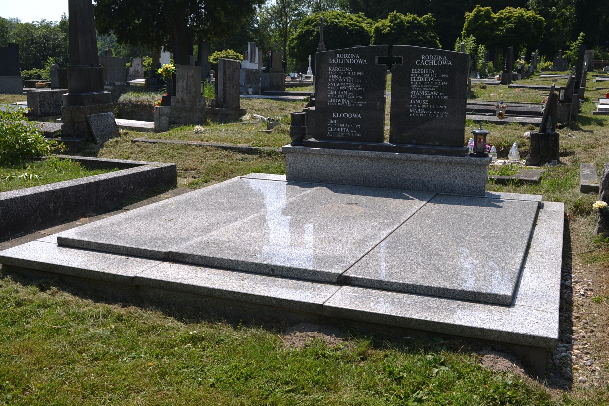 Grobowiec rodziny Molendów, Kłodów i Cachlów, cmentarz w Karwinie Dołach w Czechach, stan z 2022 roku