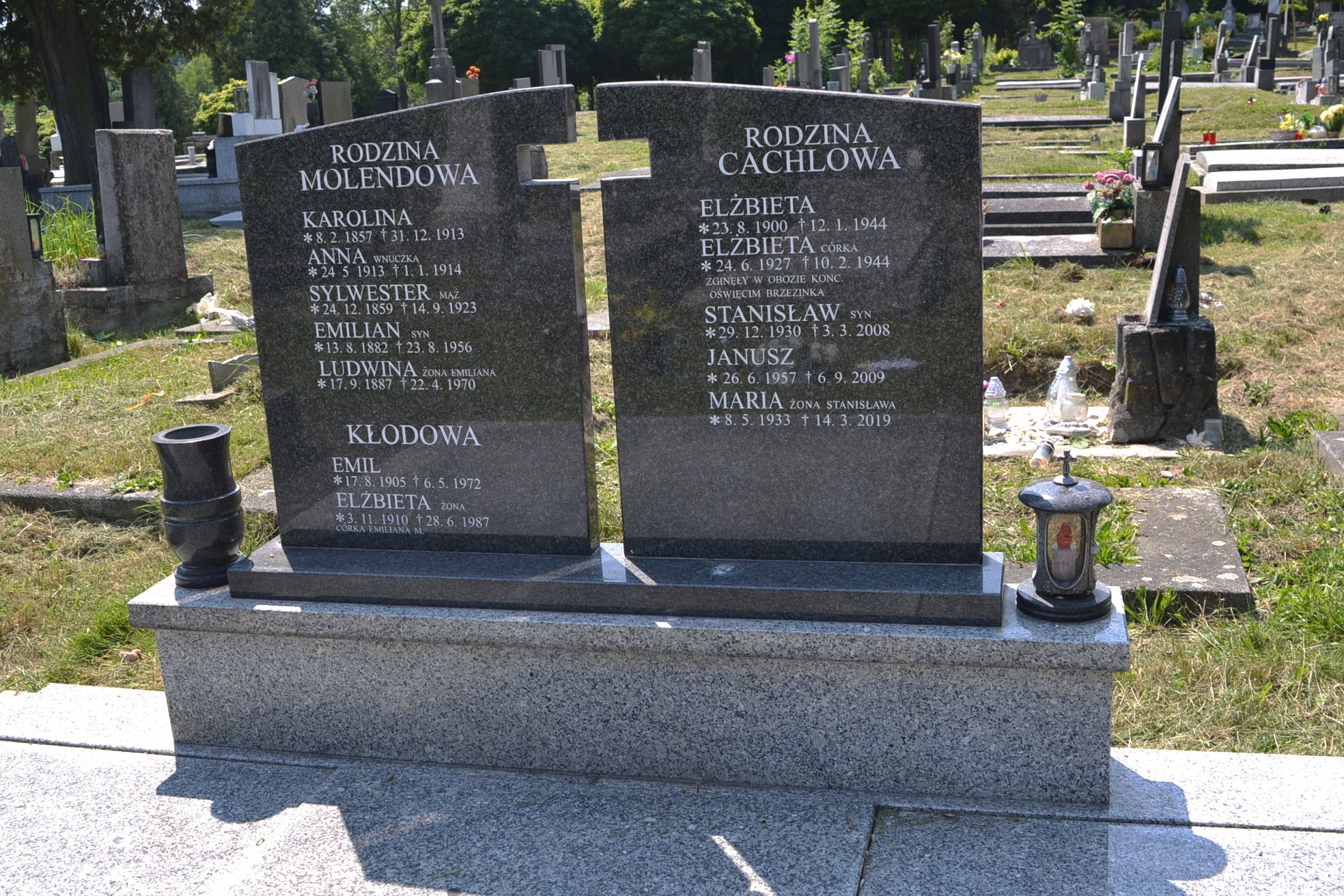 Tablica inskrypcyjna grobowca rodziny Molendów, Kłodów i Cachlów, cmentarz w Karwinie Dołach w Czechach, stan z 2022 roku