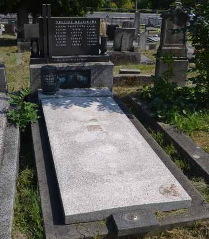 Grobowiec rodziny Wraników, cmentarz w Karwinie Dołach w Czechach, stan z 2022 roku