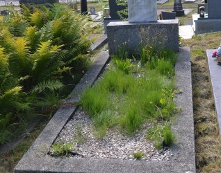 Nagrobek Agnieszki i Jana Sabelów, cmentarz w Karwinie Dołach w Czechach, stan z 2022 roku