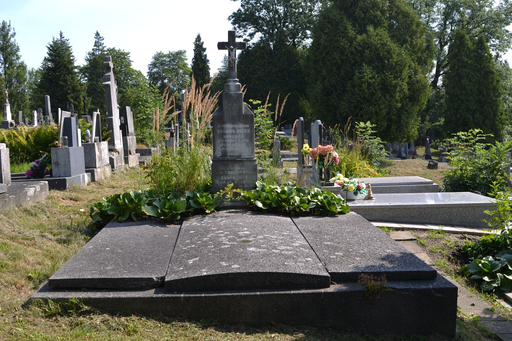 Grobowiec rodziny Hołków, cmentarz w Karwinie Dołach w Czechach, stan z 2022 roku