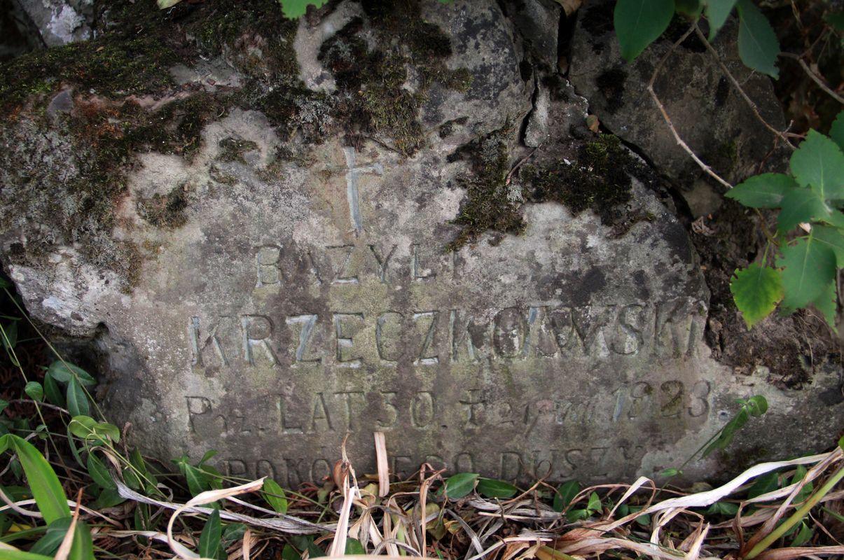 Nagrobek Bazylego Krzeczkowskiego, fragment z inskrypcją, cmentarz w Tarnopolu, stan przed 2016