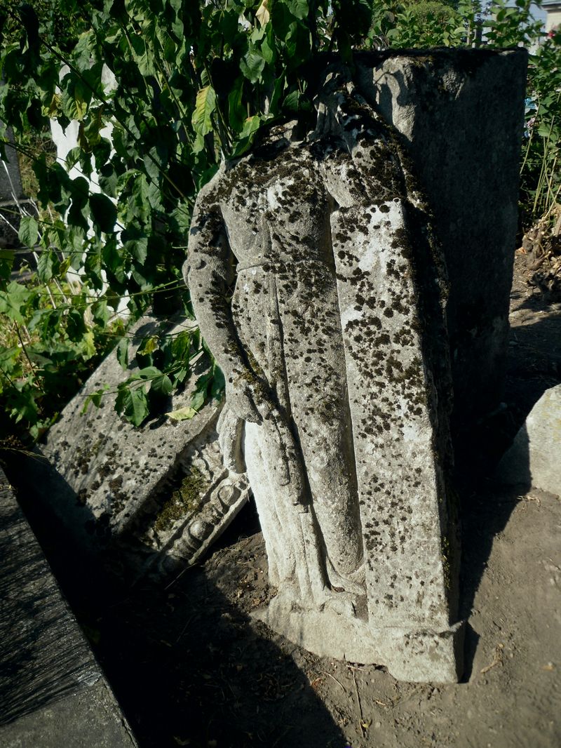Fragment nagrobka Jana Kiernika, cmentarz w Tarnopolu, stan z 2016