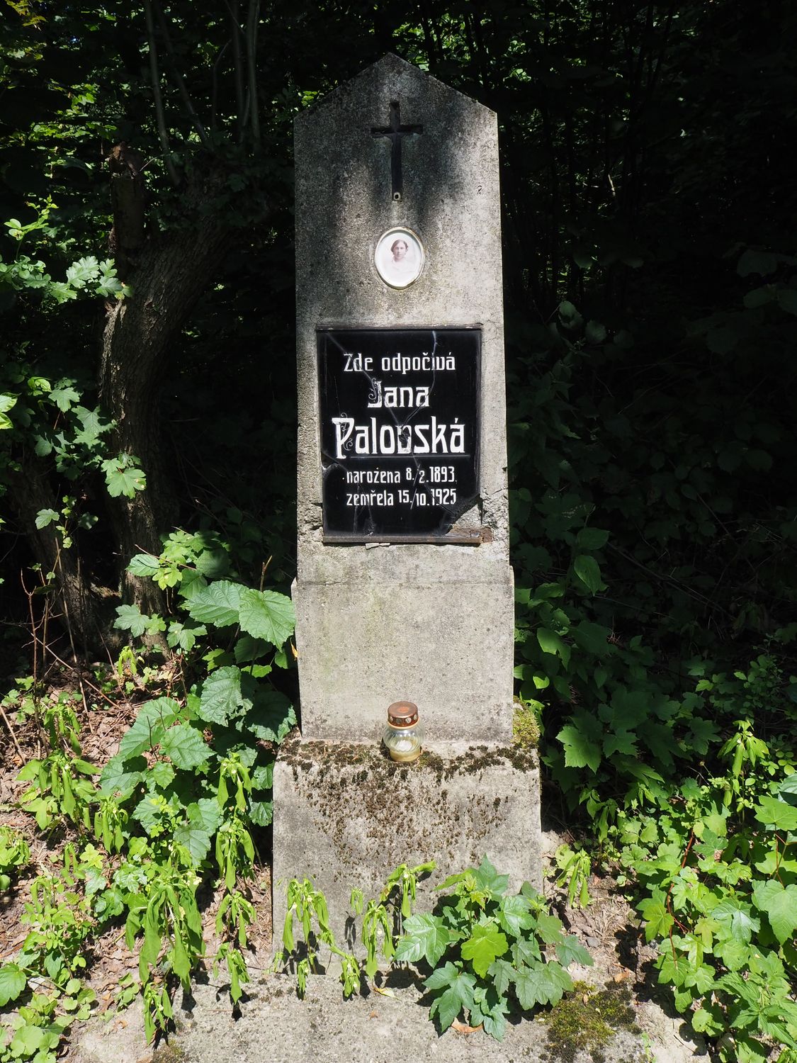 Tombstone of Jana Palovska, cemetery in Karviná Mexico, as of 2022.