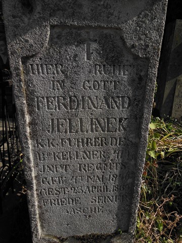 Fragment nagrobka Ferdynanda Jelinek, cmentarz w Tarnopolu, stan z 2017 roku