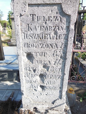 Fragment nagrobka Katarzyny Juszkiewicz, cmentarz w Tarnopolu, stan z 2017 roku