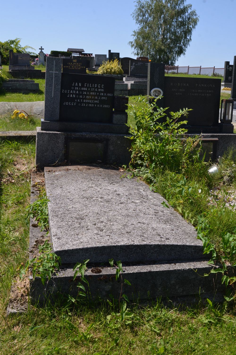 Grobowiec Jana, Josefa i Zuzany Filipców, cmentarz katolicki w Ligotce Kameralnej w Czechach, stan z 2022 roku