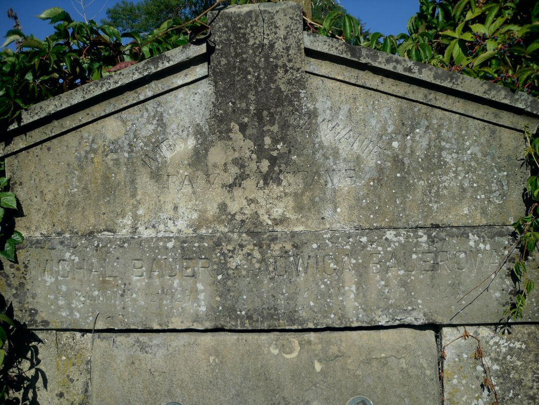 Fragment grobowca Jadwigi i Michała Bauerów, cmentarz w Tarnopolu, stan z 2016 r.