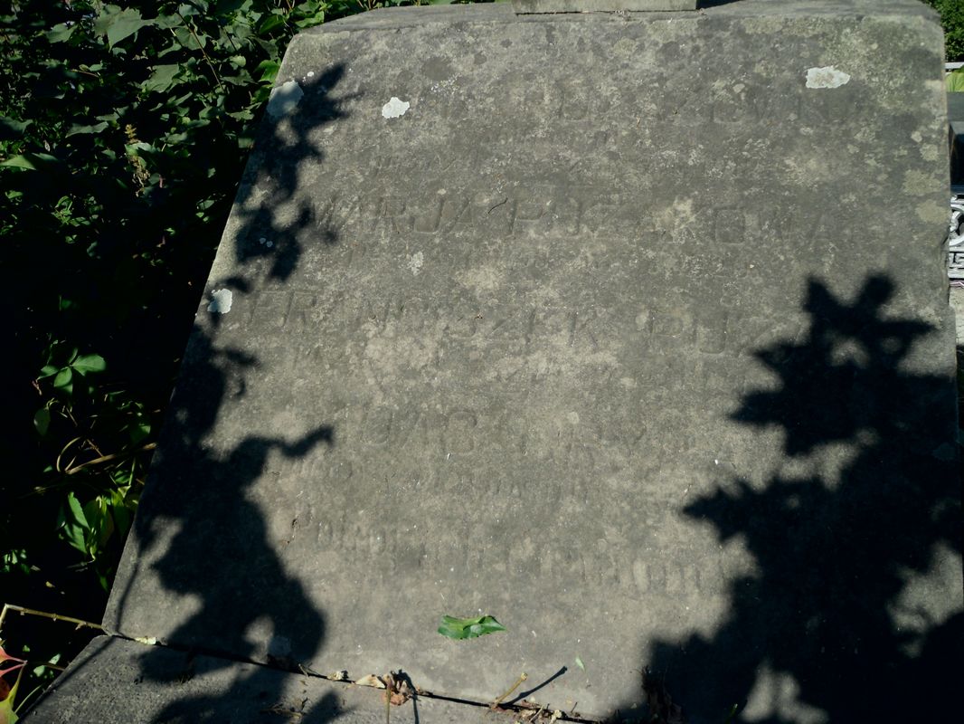 Fragment nagrobka Adama Grypy i rodziny Puzaków, cmentarz w Tarnopolu, stan z 2016 r.