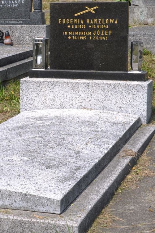 Grobowiec Eugenii i Józefa Hanzlów, cmentarz w Karwinie Dołach w Czechach, stan z 2022 roku