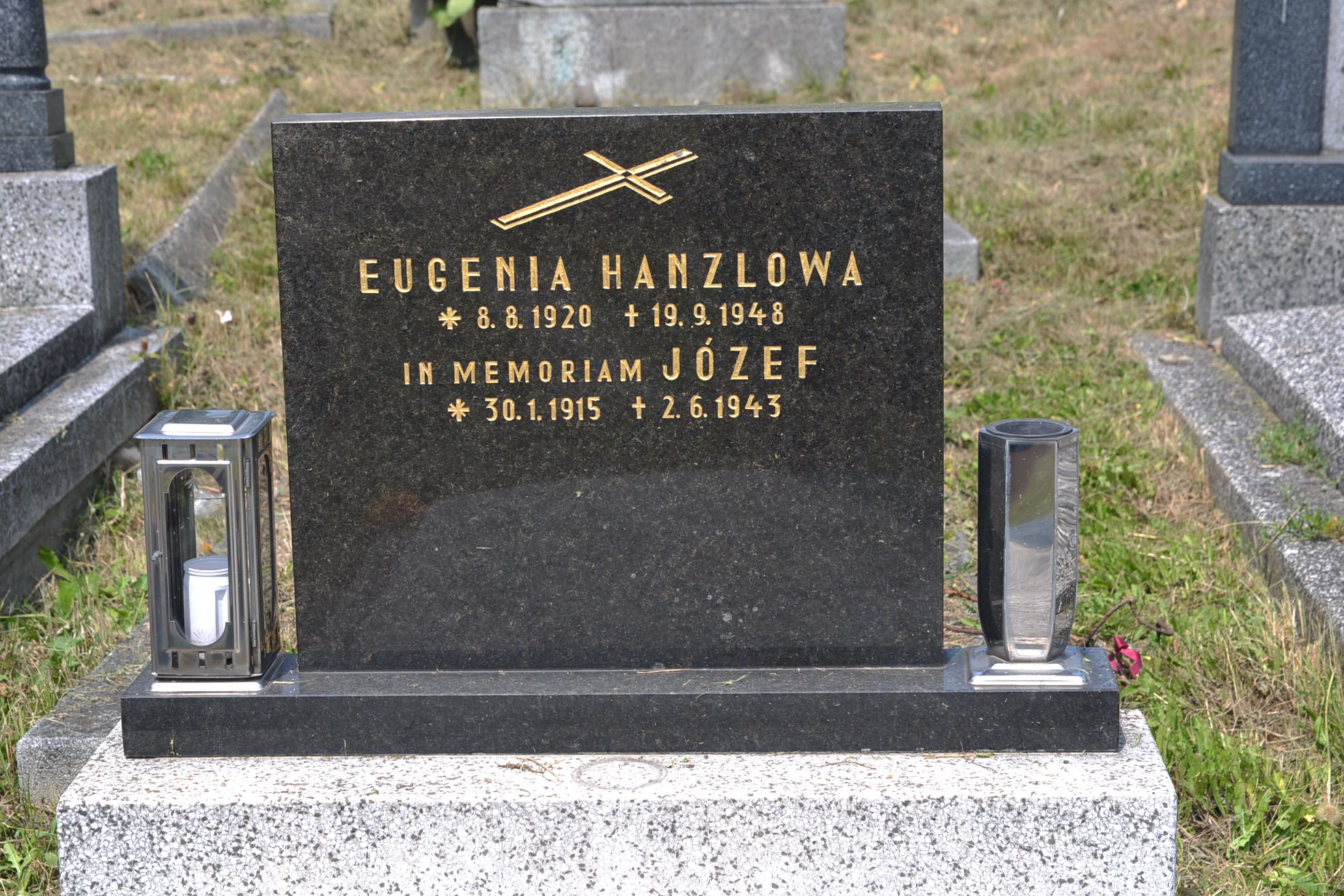 Tablica inskrypcyjna z grobowca Eugenii i Józefa Hanzlów, cmentarz w Karwinie Dołach w Czechach, stan z 2022 roku