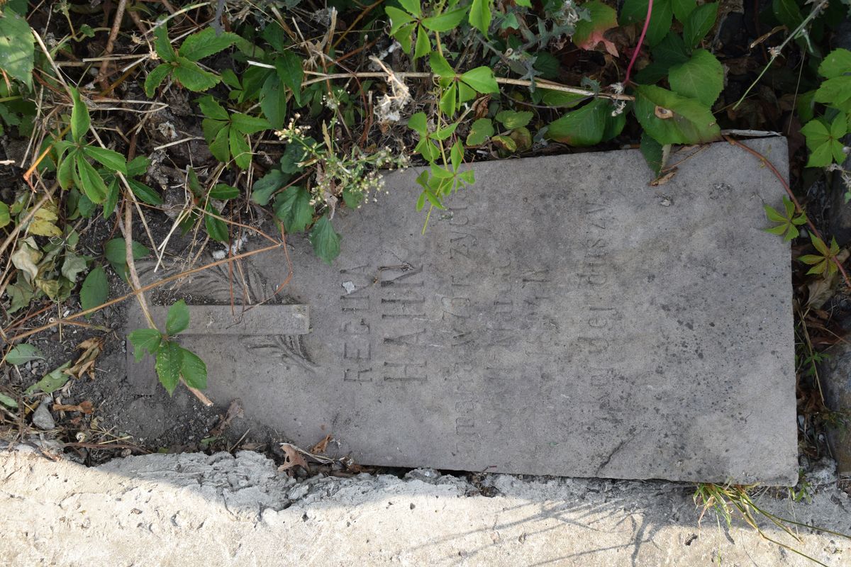 Tombstone of Regina Hahn, Ternopil cemetery, as of 2016