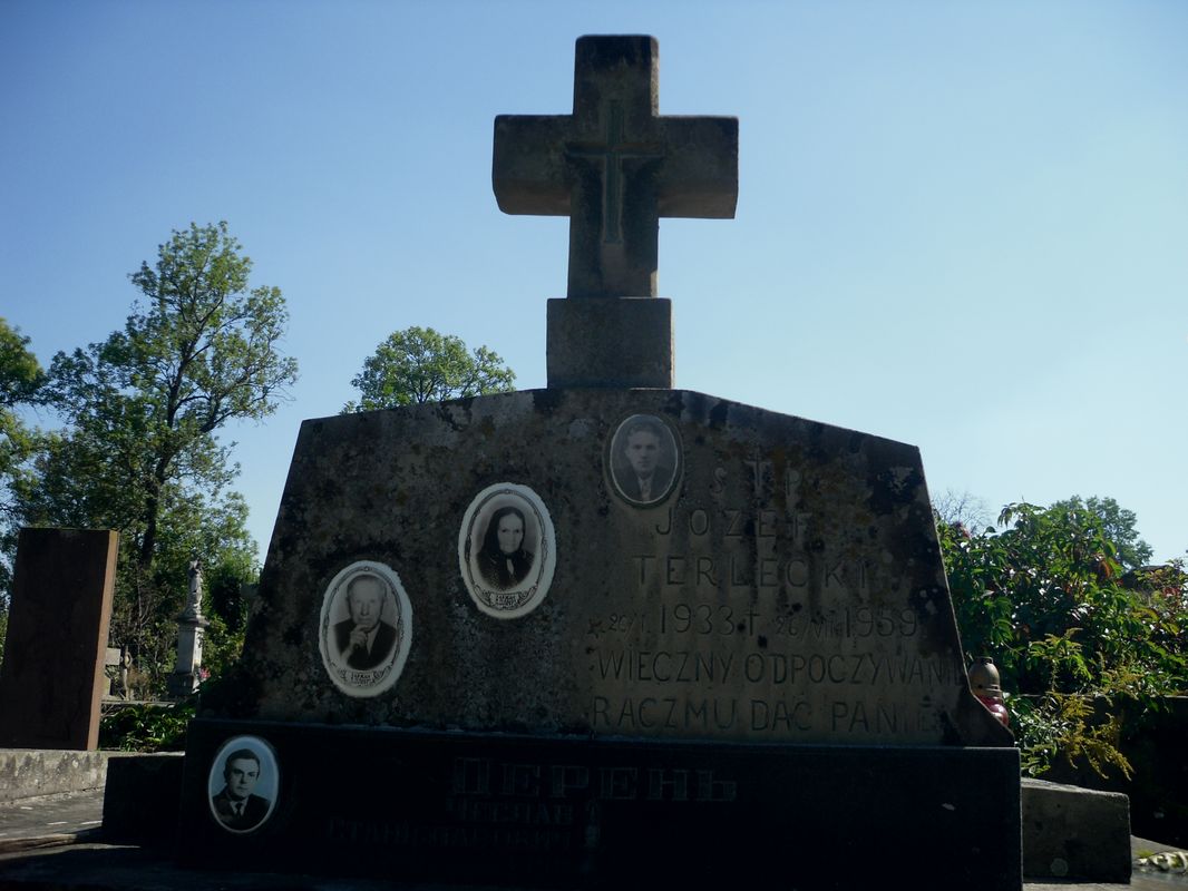 Fragment grobowca rodziny Terleckich, Czesława Derena oraz Petro i Stepana Litinskich, cmentarz w Tarnopolu, stan z 2016 r.