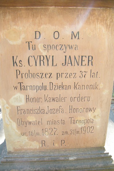 Fragment nagrobka Cyryla Janer i Marii Janer z cmentarzy dawnego powiatu tarnopolskiego, stan z 2016 r.