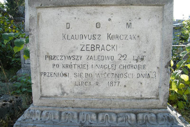 Fragment nagrobka Klaudiusza Korczaka-Żebrackiego z cmentarzy dawnego powiatu tarnopolskiego, stan z 2016 r.