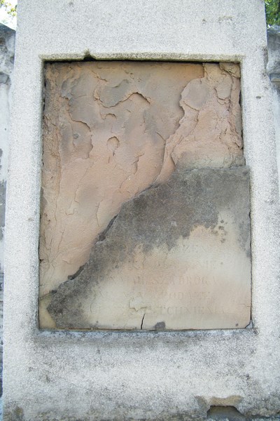 Fragment nagrobka Antoniny Korczak-Żebrackiej z cmentarzy dawnego powiatu tarnopolskiego, stan z 2016 r.