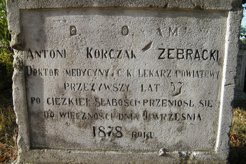 Fragment nagrobka Antoniego Korczak-Żebrackiego z cmentarzy dawnego powiatu tarnopolskiego, stan z 2016 r.