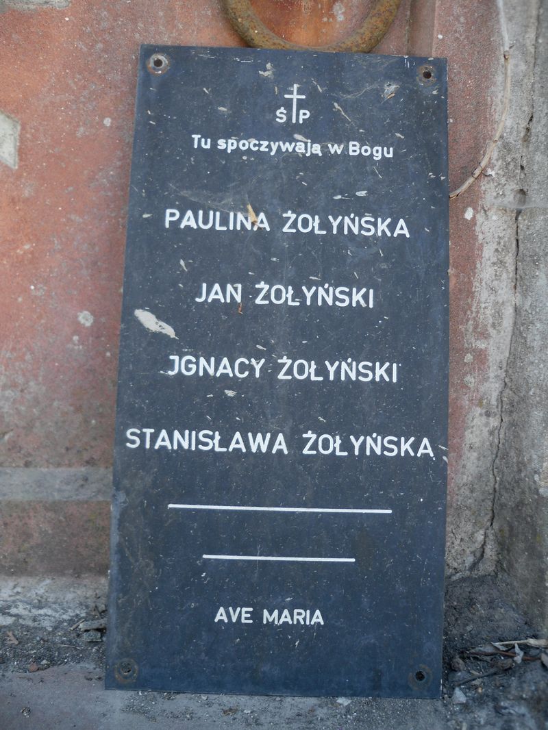Fragment grobowca rodziny Żółyńskich, cmentarz w Tarnopolu, stan z 2016 r.