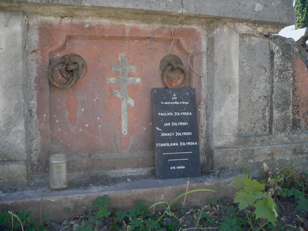 Fragment grobowca rodziny Żółyńskich, cmentarz w Tarnopolu, stan z 2016 r.