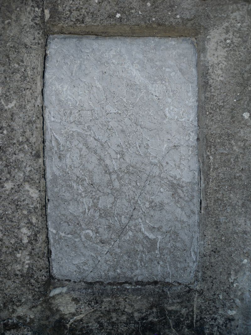 Fragment grobowca Michała Łysakowskiego i Olgi Popowicz, cmentarz w Tarnopolu, stan z 2016 r.