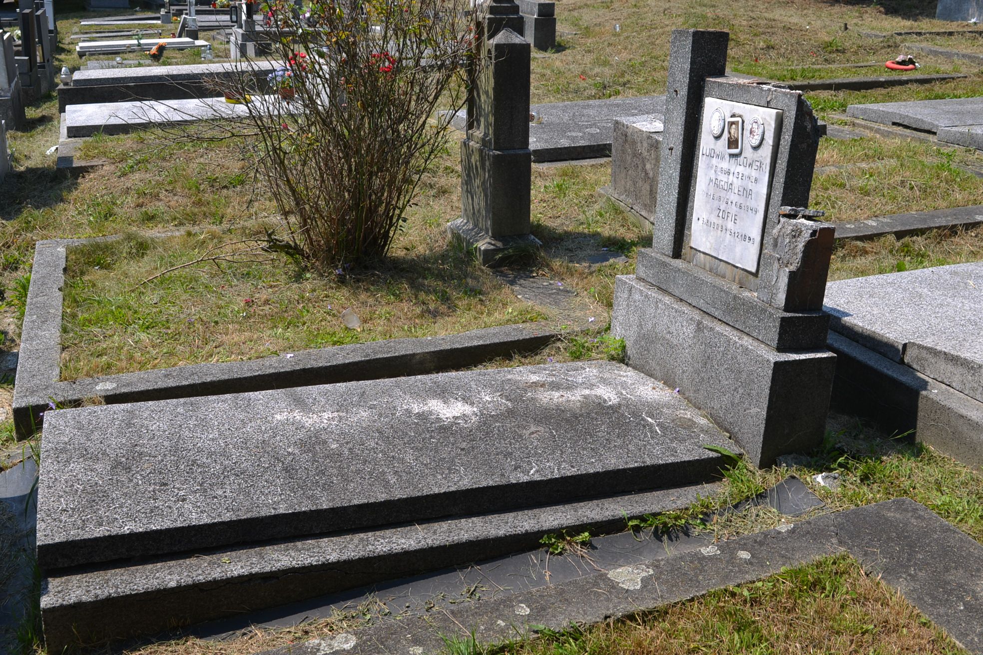 Tomb of Ludvik, Magdalena and Žofie Malovský, cemetery in Karviná Doły, Czech Republic, as of 2022