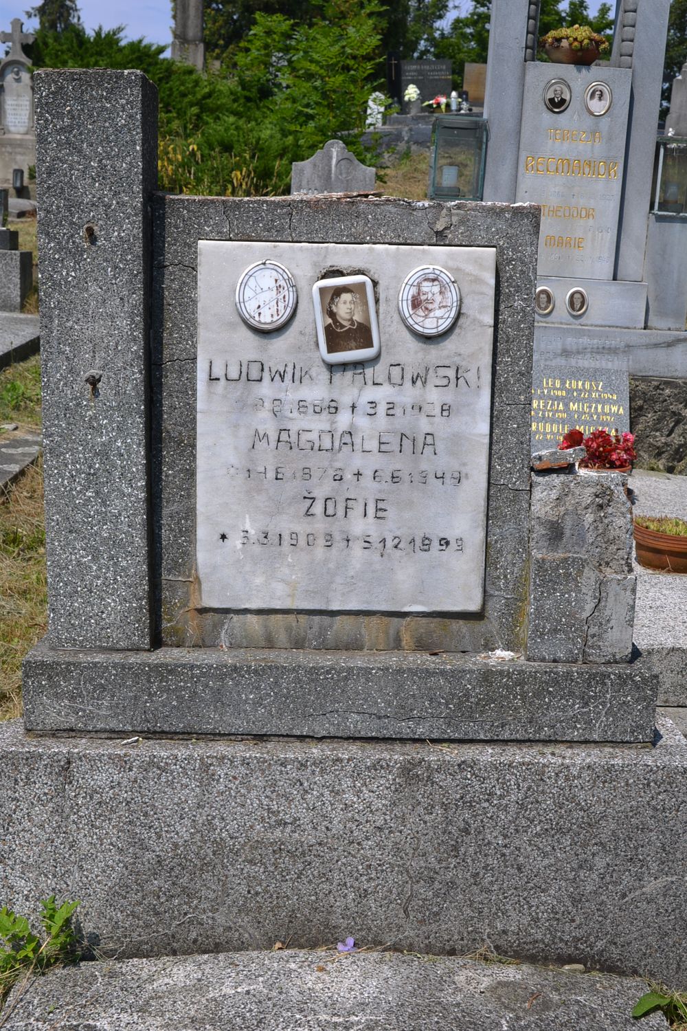 Inscription plaque from the tomb of Ludwik, Magdalena and Žofie Malowski, Karviná Doły cemetery in the Czech Republic, as of 2022