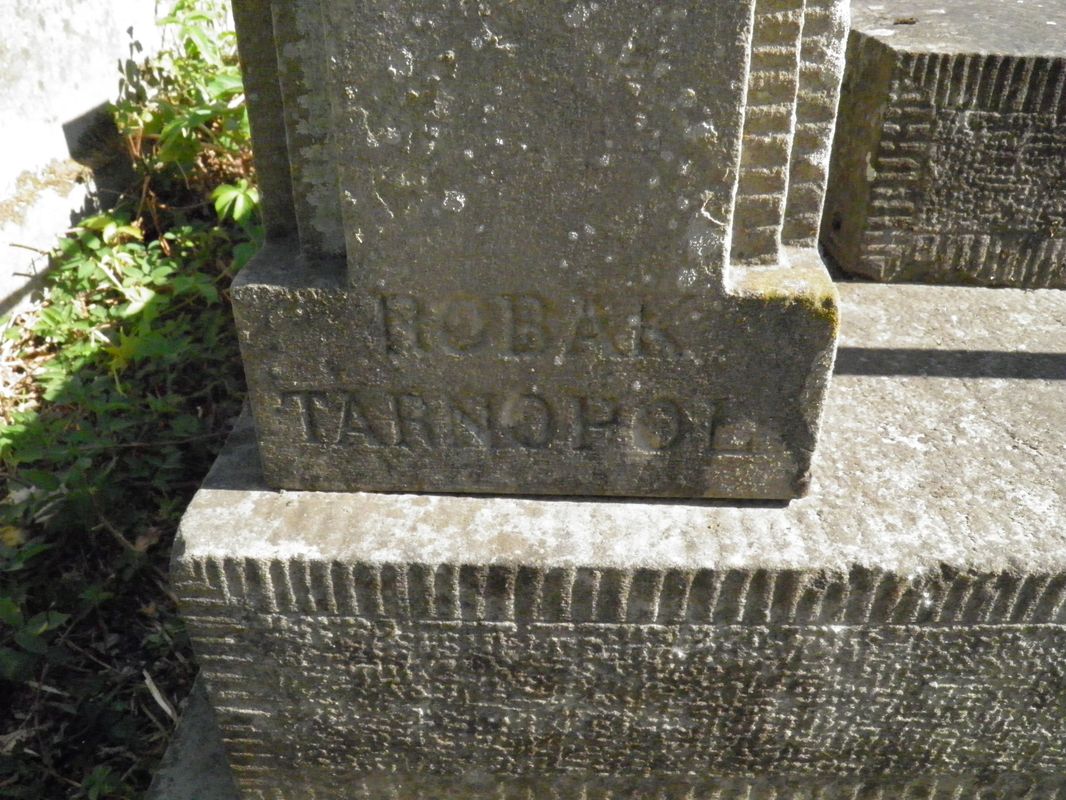 Fragment grobowca Michała Nowaka i Stepko Basiala, cmentarz w Tarnopolu, stan z 2016 r.