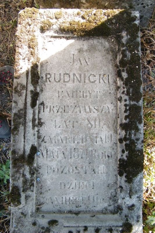 Fragment nagrobka Jana Rudnickiego z cmentarzy dawnego powiatu tarnopolskiego, stan z 2016 r.