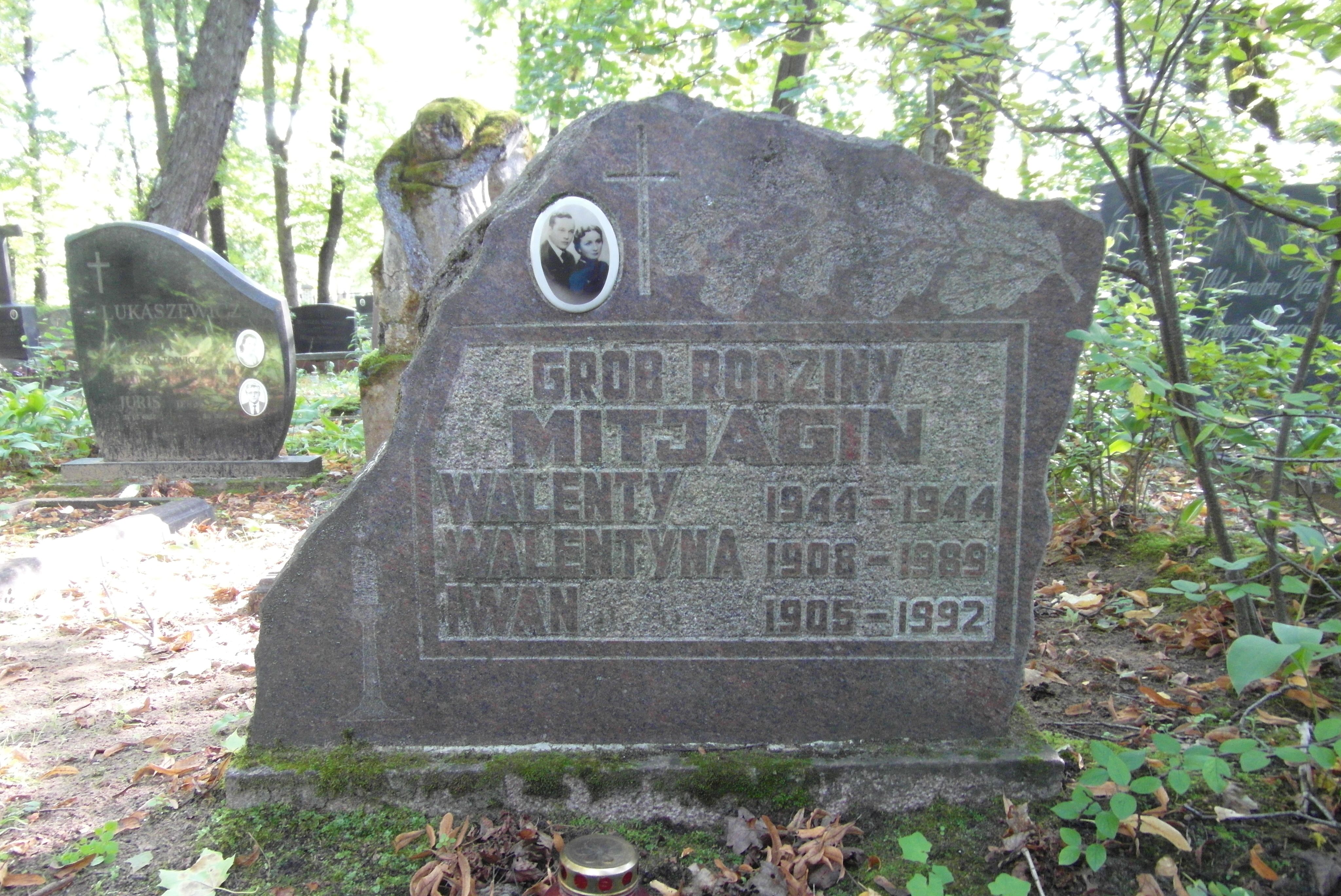 Nagrobek rodziny Mitjagin, cmentarz św. Michała w Rydze, stan z 2021 r.