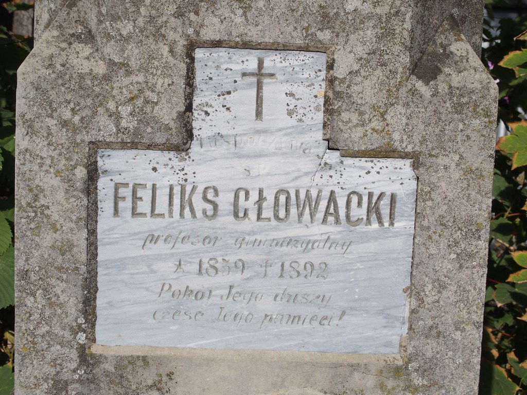 Fragment nagrobka Feliksa Głowackiego z cmentarzy dawnego powiatu tarnopolskiego, stan z 2016 r.