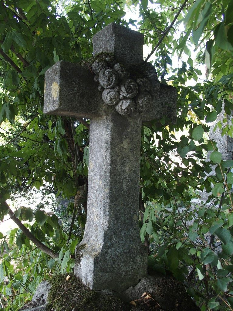Zwieńczenie nagrobka Maniusi Kahany, cmentarz w Tarnopolu, stan z 2016