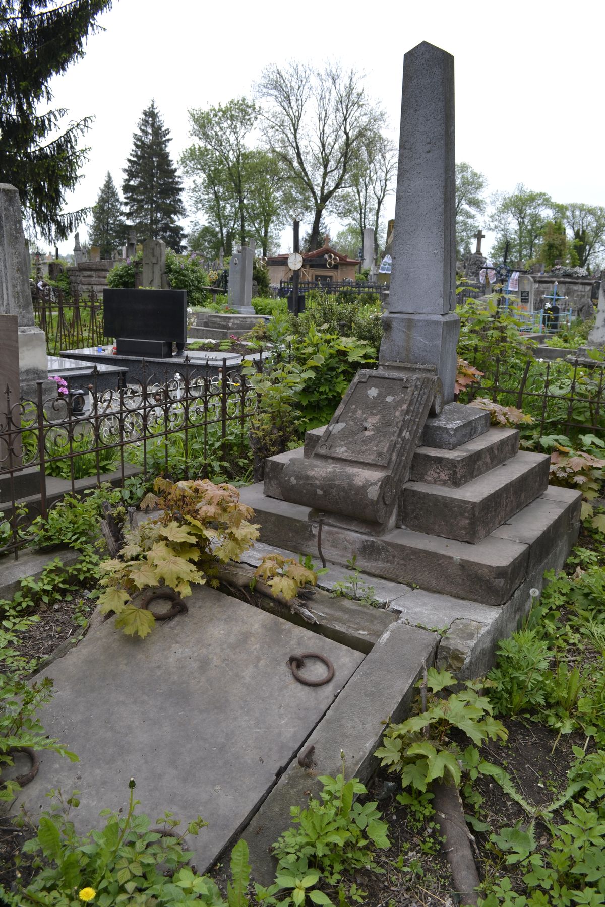 Grobowiec Franciszka Osillika, cmentarz w Tarnopolu, stan z 2016