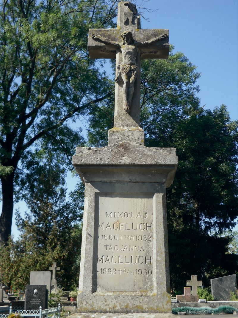 Fragment grobowca Mikołaja i Tacjanny Maceluch, cmentarz w Tarnopolu, stan z 2016 r.