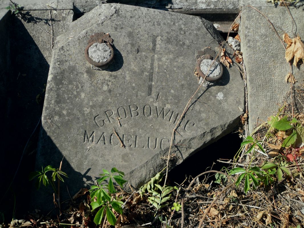Fragment grobowca Mikołaja i Tacjanny Maceluch, cmentarz w Tarnopolu, stan z 2016 r.