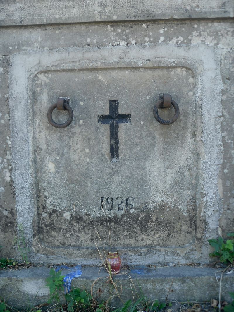 Fragment grobowca rodziny Falla, cmentarz w Tarnopolu, stan z 2016 r.