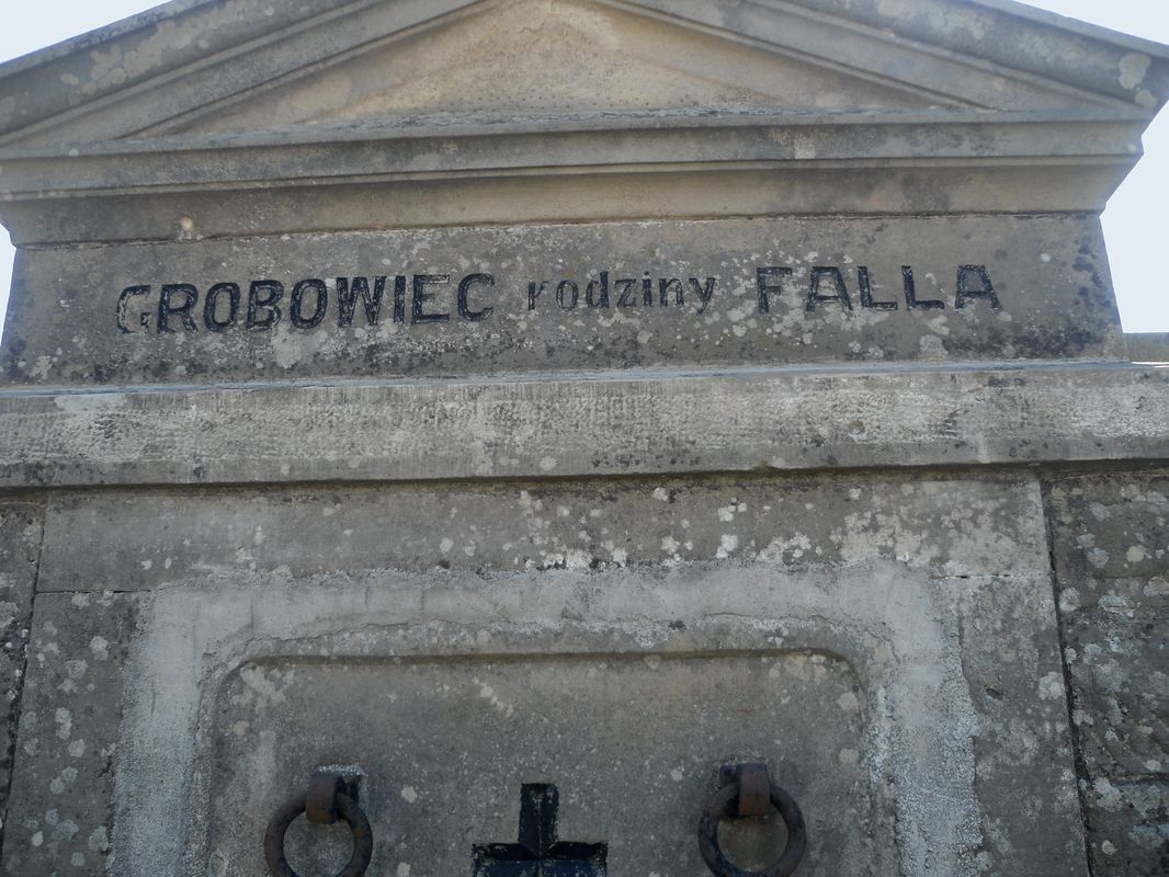 Fragment grobowca rodziny Falla, cmentarz w Tarnopolu, stan z 2016 r.