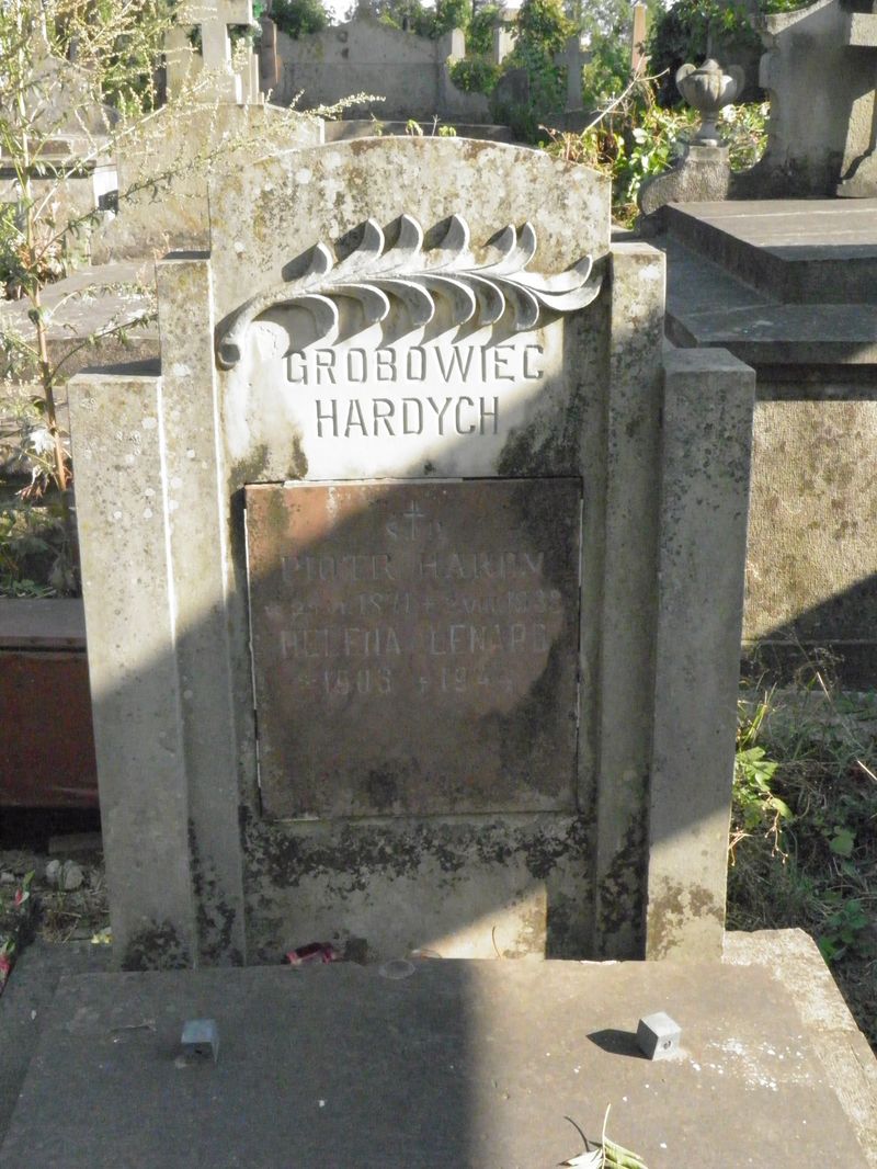 Fragment of the tomb of Helena Lenard and Peter Hardy, Ternopil cemetery, as of 2016.