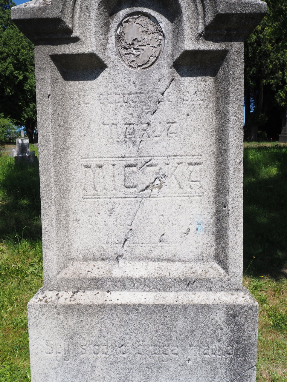 Fragment nagrobka Marii Miczki, cmentarz w Karwinie Doły, stan z 2022 roku