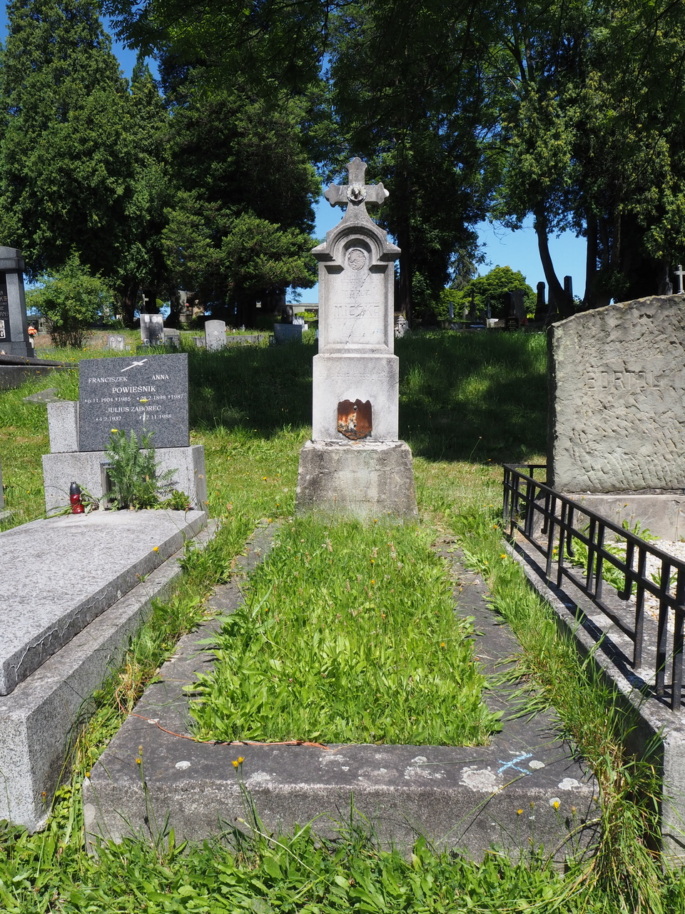 Nagrobek Marii Miczki, cmentarz w Karwinie Doły, stan z 2022 roku